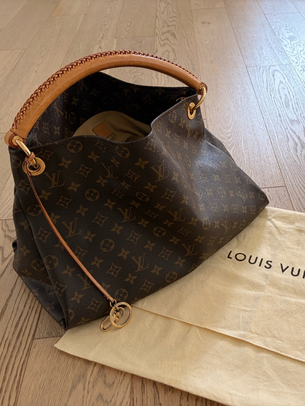 Louis Vuitton Artsy MM Monogram Handbag – Beautiful Pre-Owned Condition 🤎